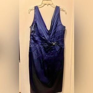 Beautiful feminine dress, V neck, sleeveless. Used only once, color blue